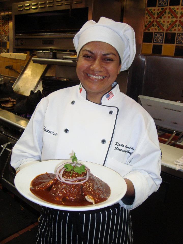 Con una hermosa sonrisa, la Chef Rocío Camacho muestra orgullosa una de sus creaciones culinarias.