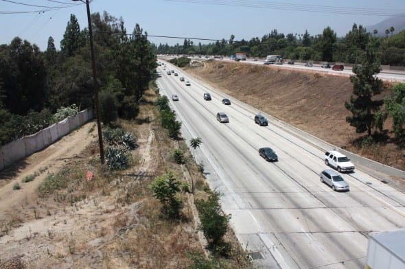 Vista de la autopista 210 antes del inicio de la construcció.