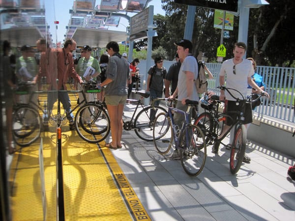 Ciclistas en una de las plataformas de las nuevas estaciones de la Línea Expo.