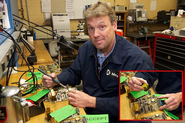 El especialista en mantenimiento Steve Parker modifica un circuito de un panel. Parker y su compañero de trabajo Gordon Lancaster mantiene el taller con partes difíciles de encontrar para poder reemplazar partes que se necesitan cambiar.