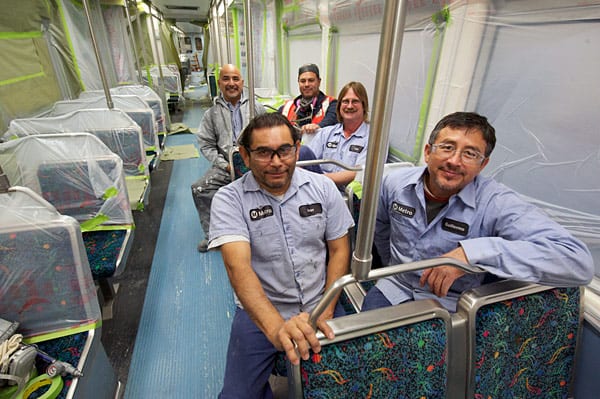 Los trabajadores del taller de pintura: en la parte de atrás; Jim Reyes, izquierda, Alan Cota, derecha, en medio Lee Hetherington. Al frente Iván Rodríguez, izquierda y Guillermo Hernández, derecha.