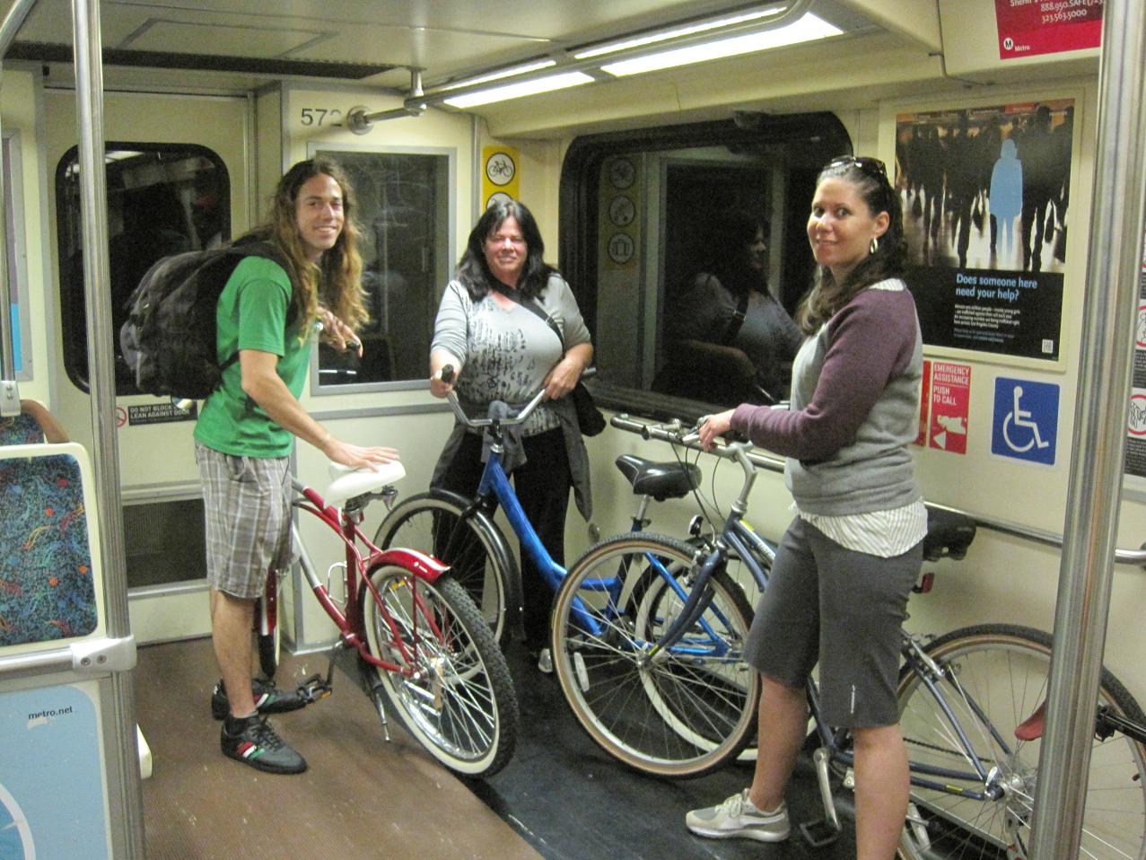 Hombres y mujeres disfrutaron del los trenes para viajar con sus vehículos de dos ruedas al centro de Los Angeles. 
