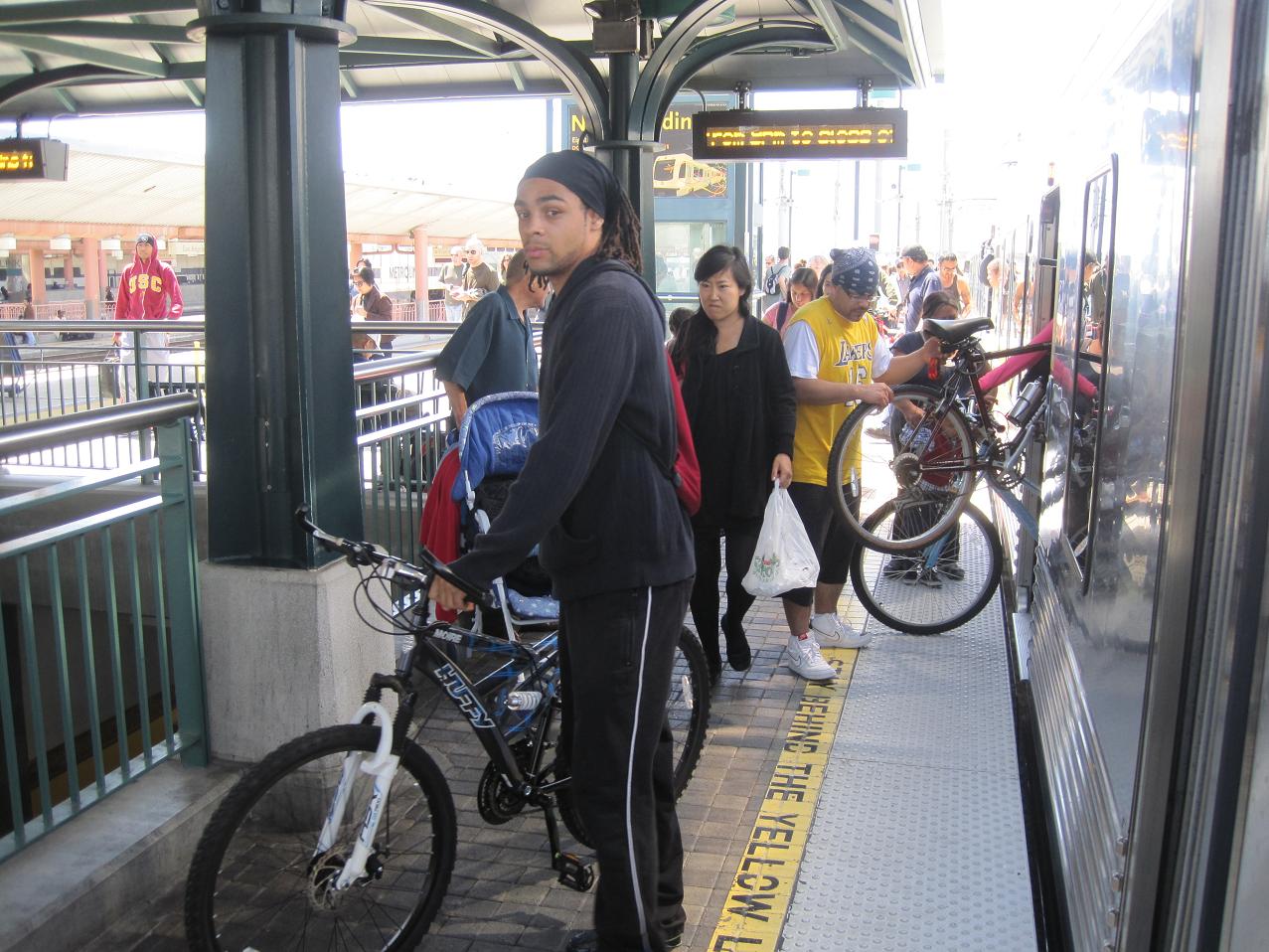 En la plataforma de la Línea Dorada del Metro en Union Staiton.