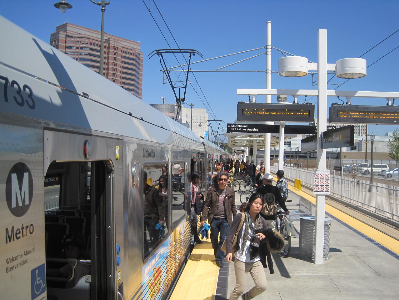 Saliendo del tren en la estación Little Tokyo de la Línea Dorada.