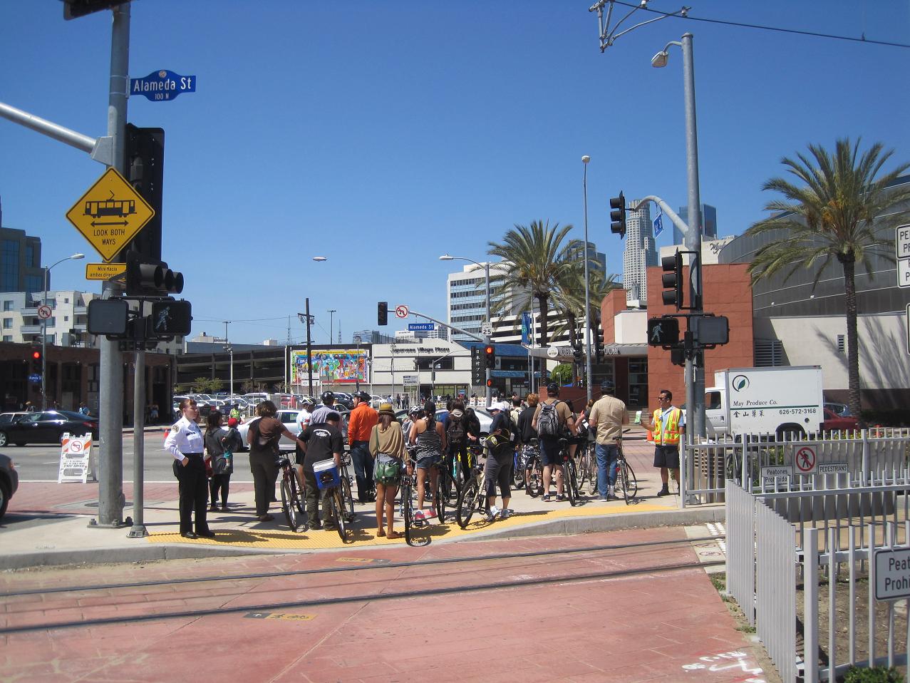 Esperando la señal para cruzar la calle Alameda e iniciar su recorrido en bici en Little Tokyo.