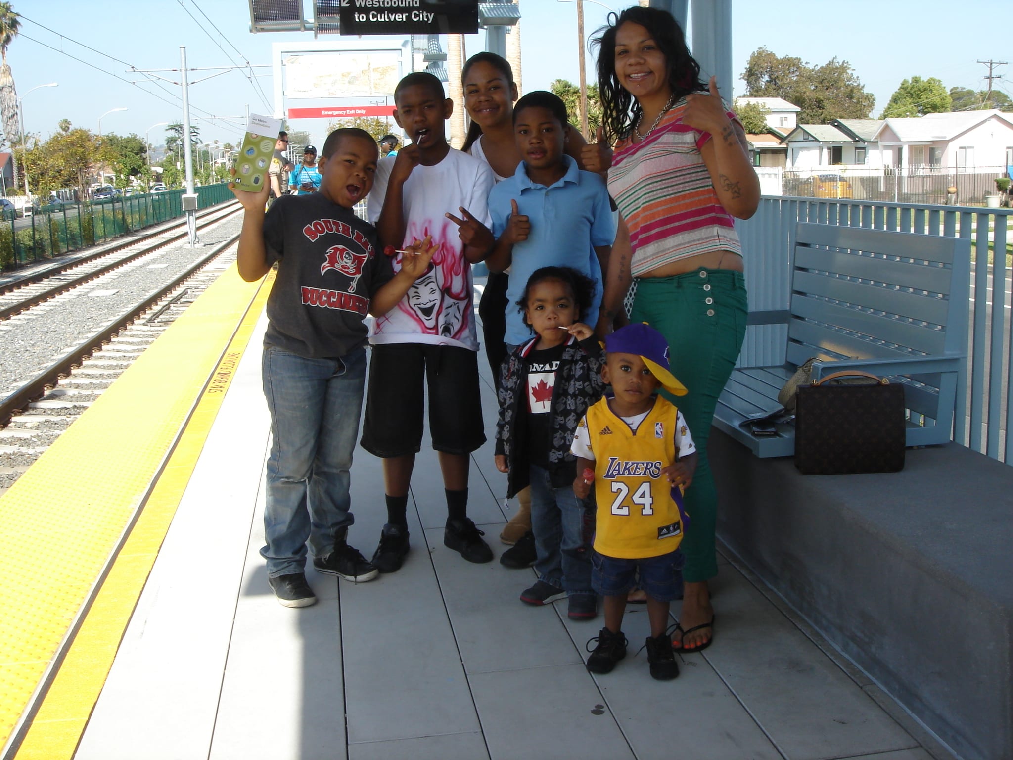 La familia de un conductor de trenes de Metro esperan su llegada a la estación Expo/Western para viajar todos juntos. Incluso el pequeñito ya esta listo para ir a Staples Center desde ahora. (Foto José Ubaldo/El Pasajero).