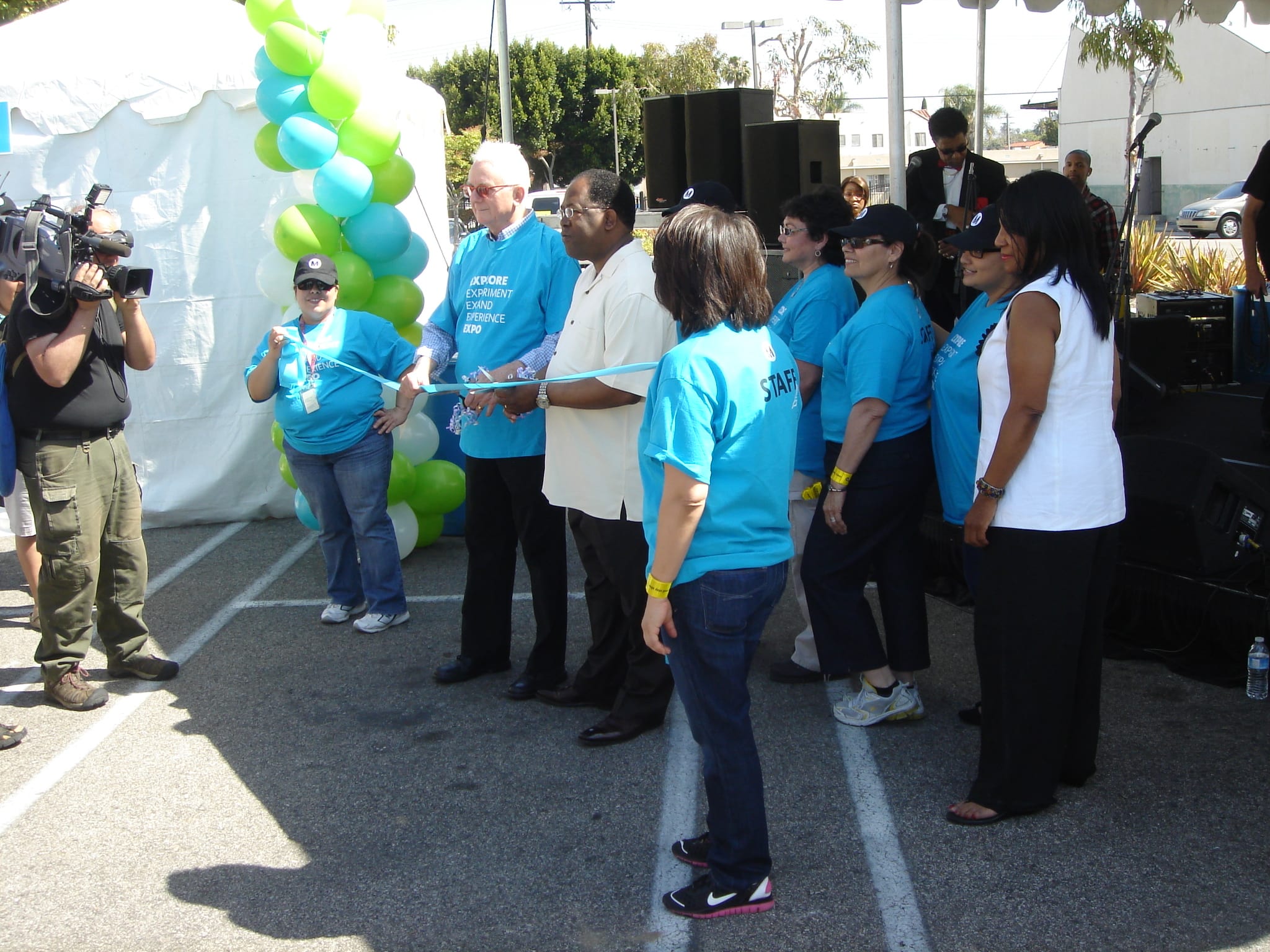 El supervisor Mark Ridley-Thomas cortó el listón que marco el inicio de las actividades comunitarias en la estación Expo/Crenshaw. (Foto José Ubaldo/El Pasajero).