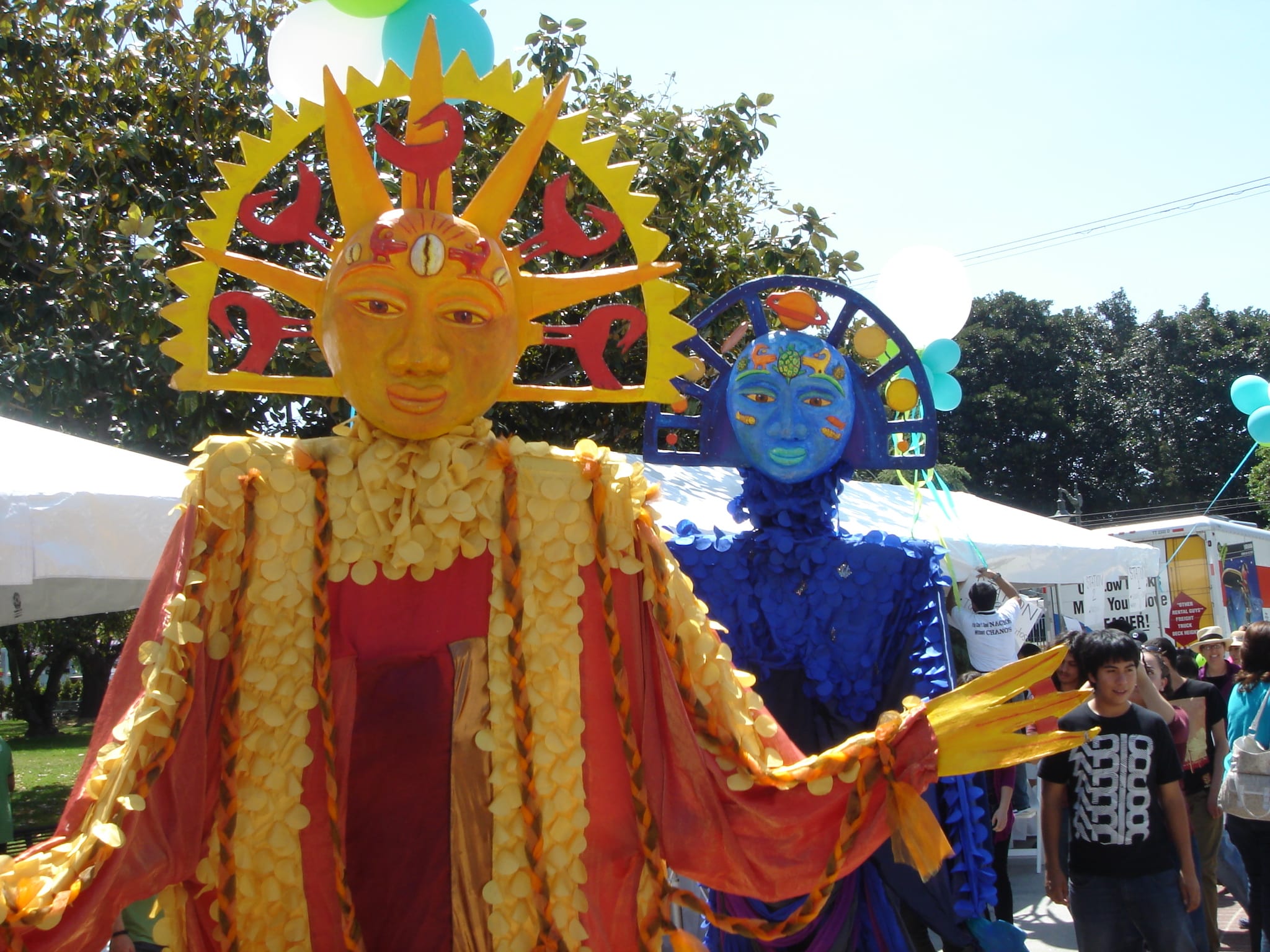 Hasta algunos gigantes estuvieron presentes en la estación Expo Park/USC. (Foto José Ubaldo/El Pasajero).