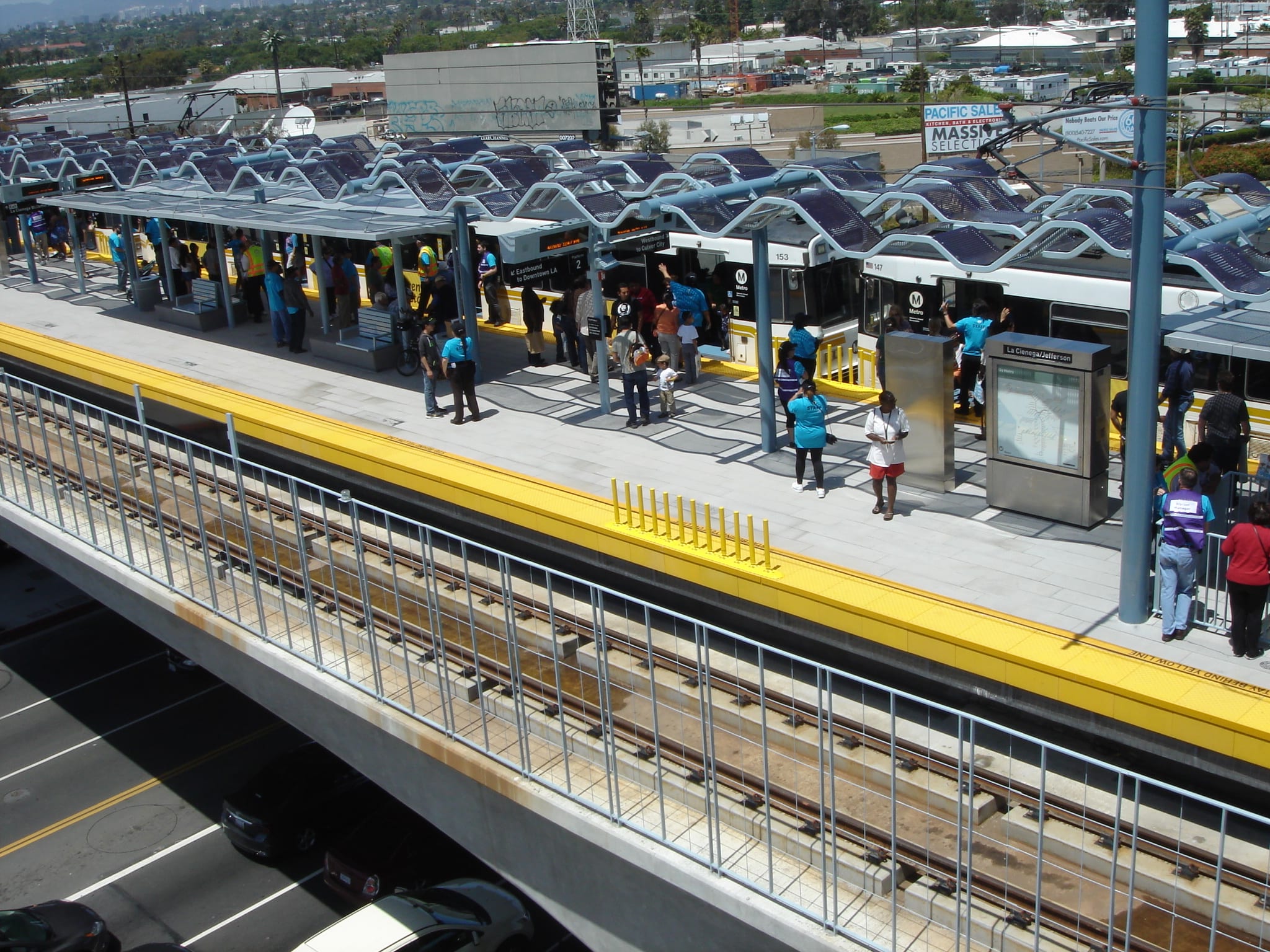Pasajeros desembarcando en la estación La Ciénega/Jefferson. (Foto José Ubaldo/El Pasajero).