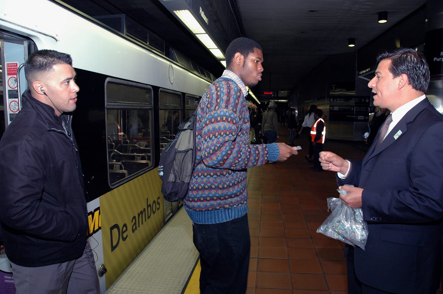 El Concejal José Huizar recibe a los primeros pasajeros de paga de la Línea Expo en la estación 7th St/Metro Center. (Foto Luis Inzunza/El Pasajero).