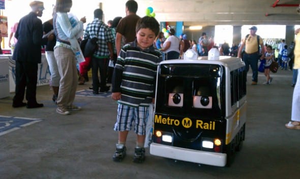 Un pequeñín posa con uno de los robots que Metro utiliza en las escuelas para hablar sobre seguridad alrededor de los trenes. (Foto Kim Upton)