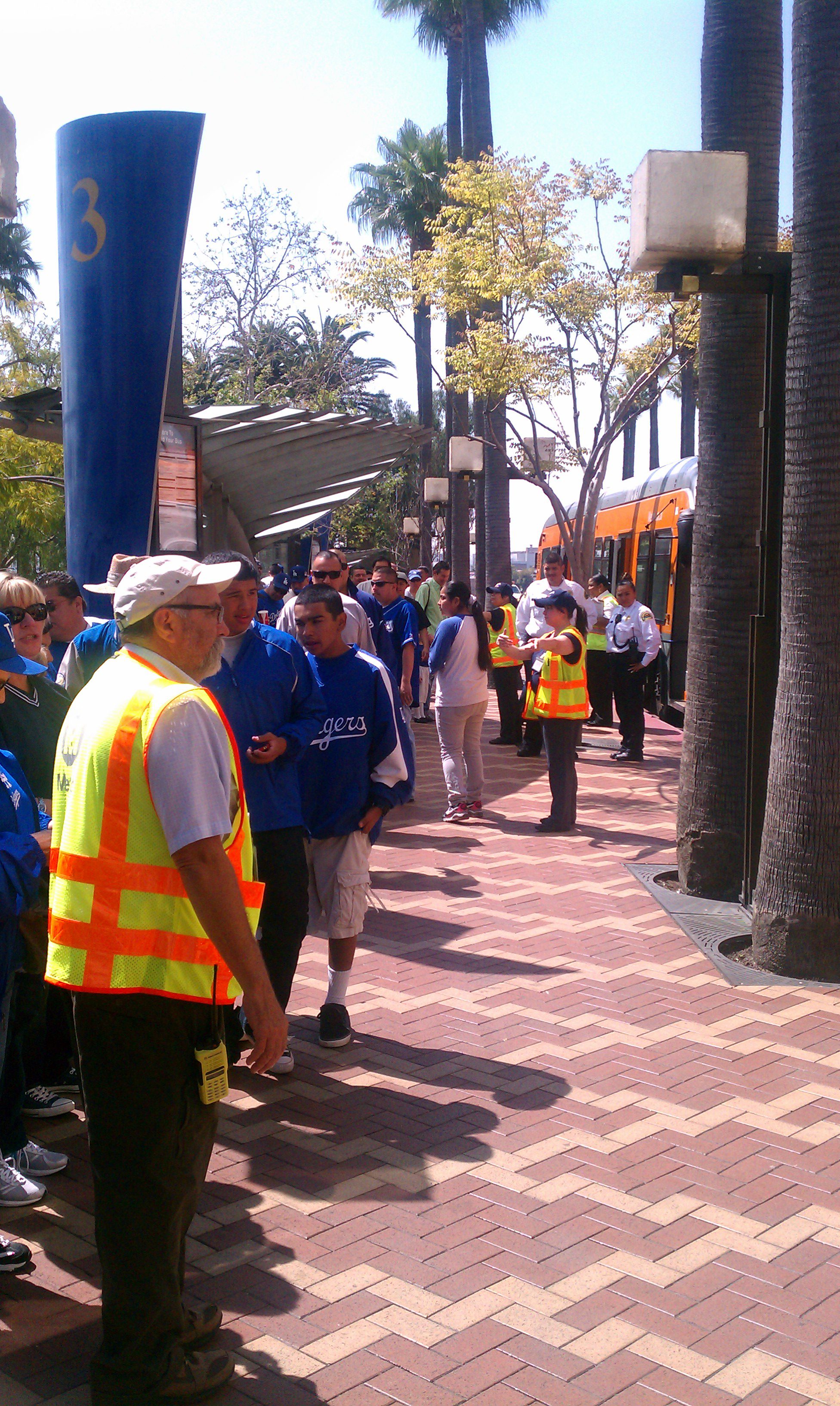 Dodger Express Cientos de aficionados al béisbol aprovecharon el servicio de Dodger Express para viajar al juego inaugural de los Dodgers. (Foto Rick Jager/El Pasajero).