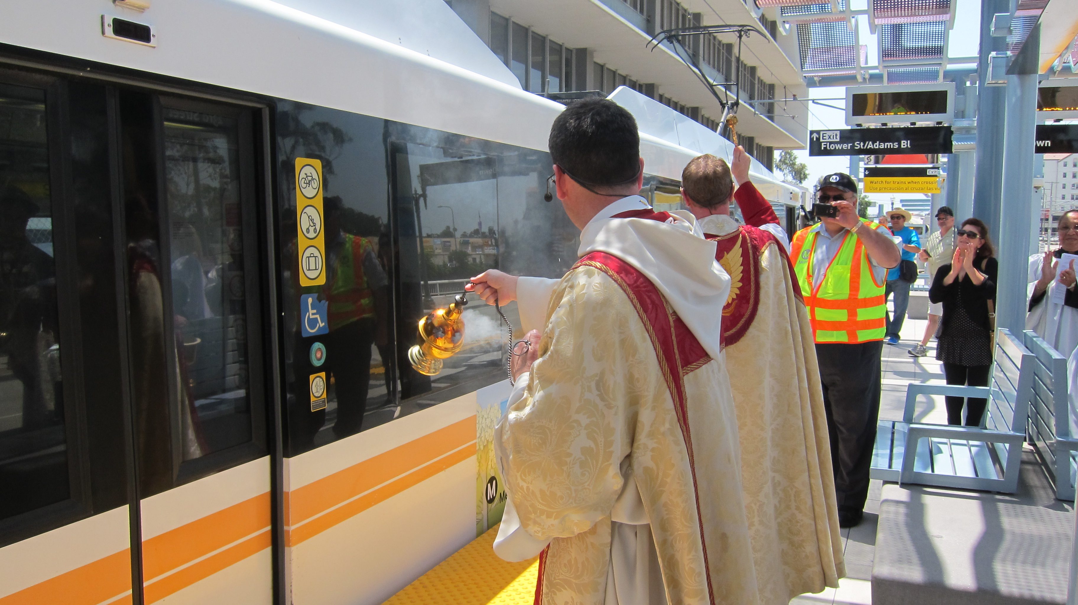 Expo Blessing El reverendo Kowalewski de la iglesia Episcopal bendice la estación de la calle 23. (Foto Luis Inzunza/El Pasajero).