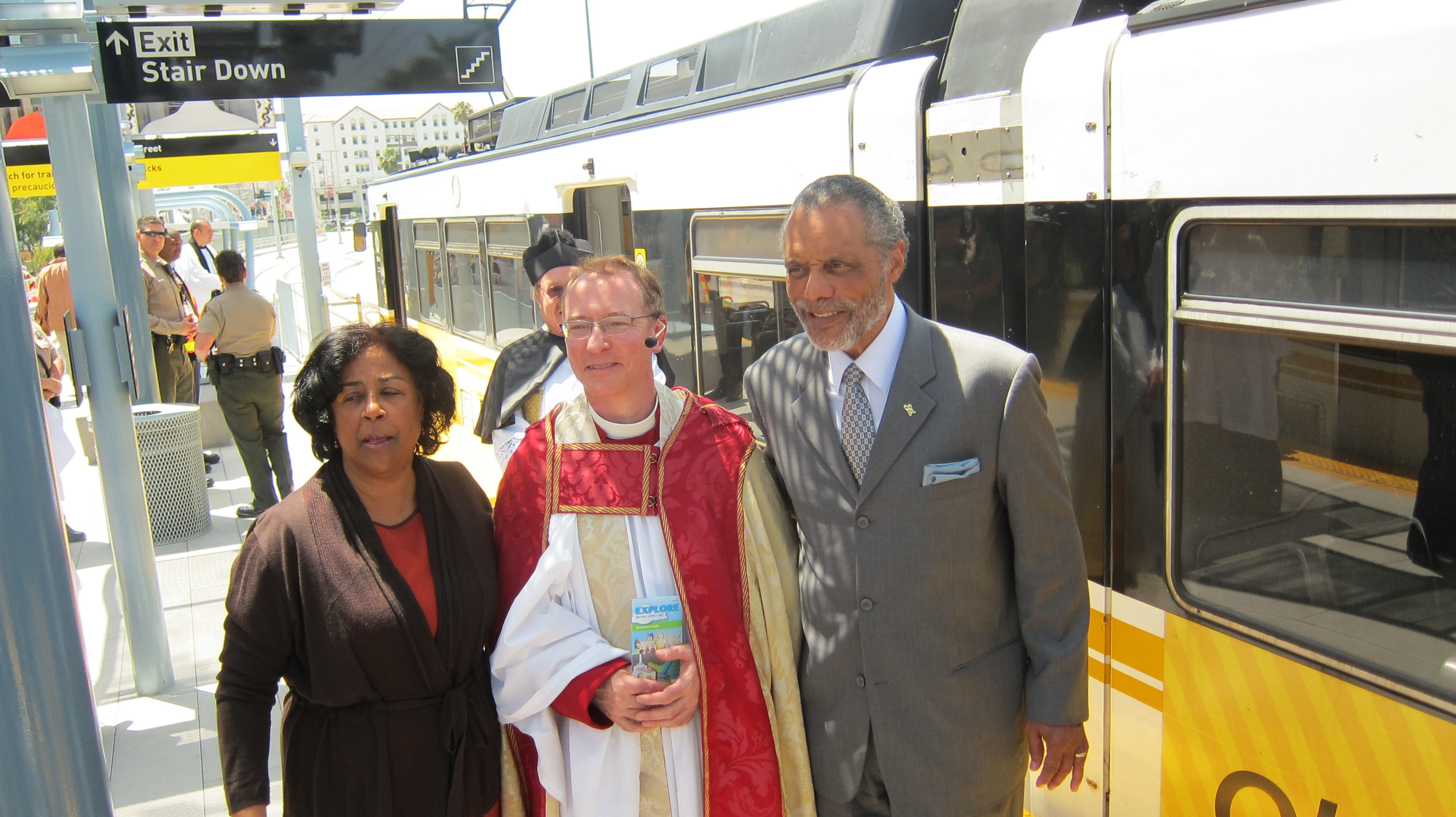 Expo Blessing Los concejales de Los Angeles Jan Perry Bernard Parks acompañaron al reverendo Kowalewski. (Foto Luis Inzunza/El Pasajero).