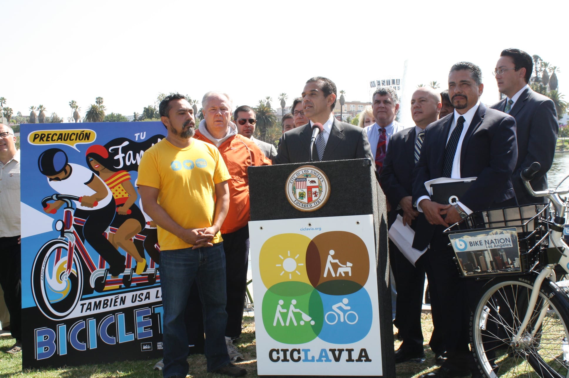 El alcalde Antonio Villaraigosa durante la rueda de prensa celebrada en el parque MacArthur. (Foto Agustín Durán/El Pasajero).
