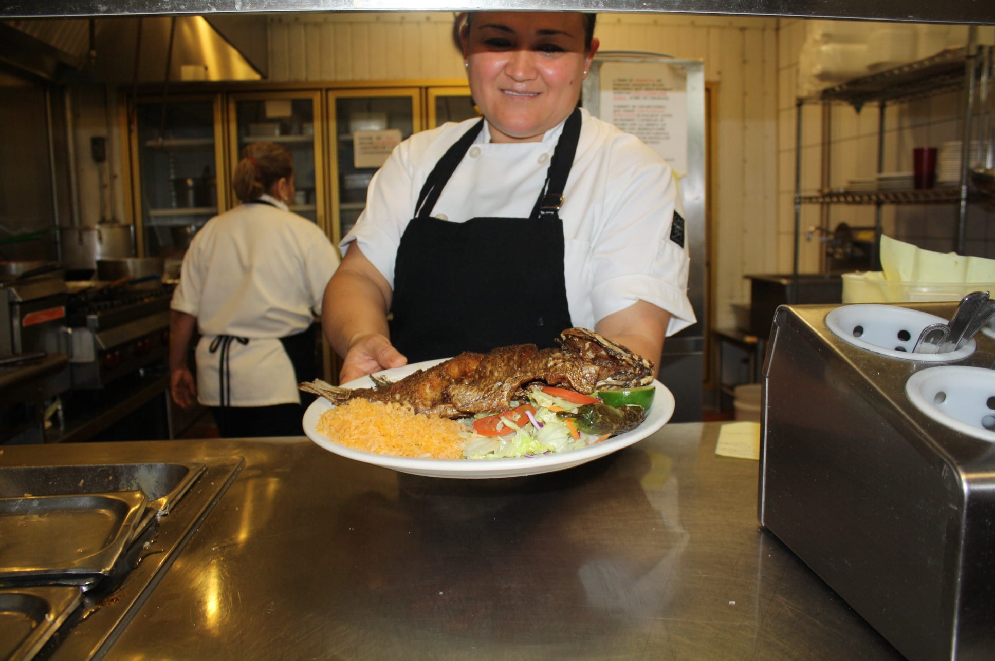 Lupita Nájera con sus manos hace mágica en la cocina que los comenzales prueba en el comedor. (Foto Agustín Durán/El Pasajero).