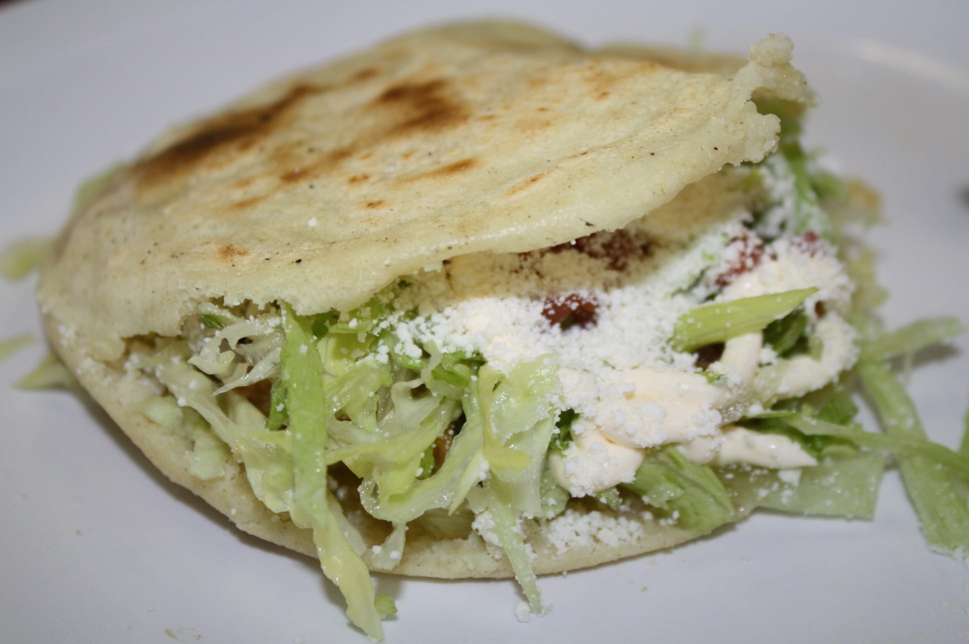 Gordita de chicharrón en salsa verde. (Foto Agustín Durán/El Pasajero).