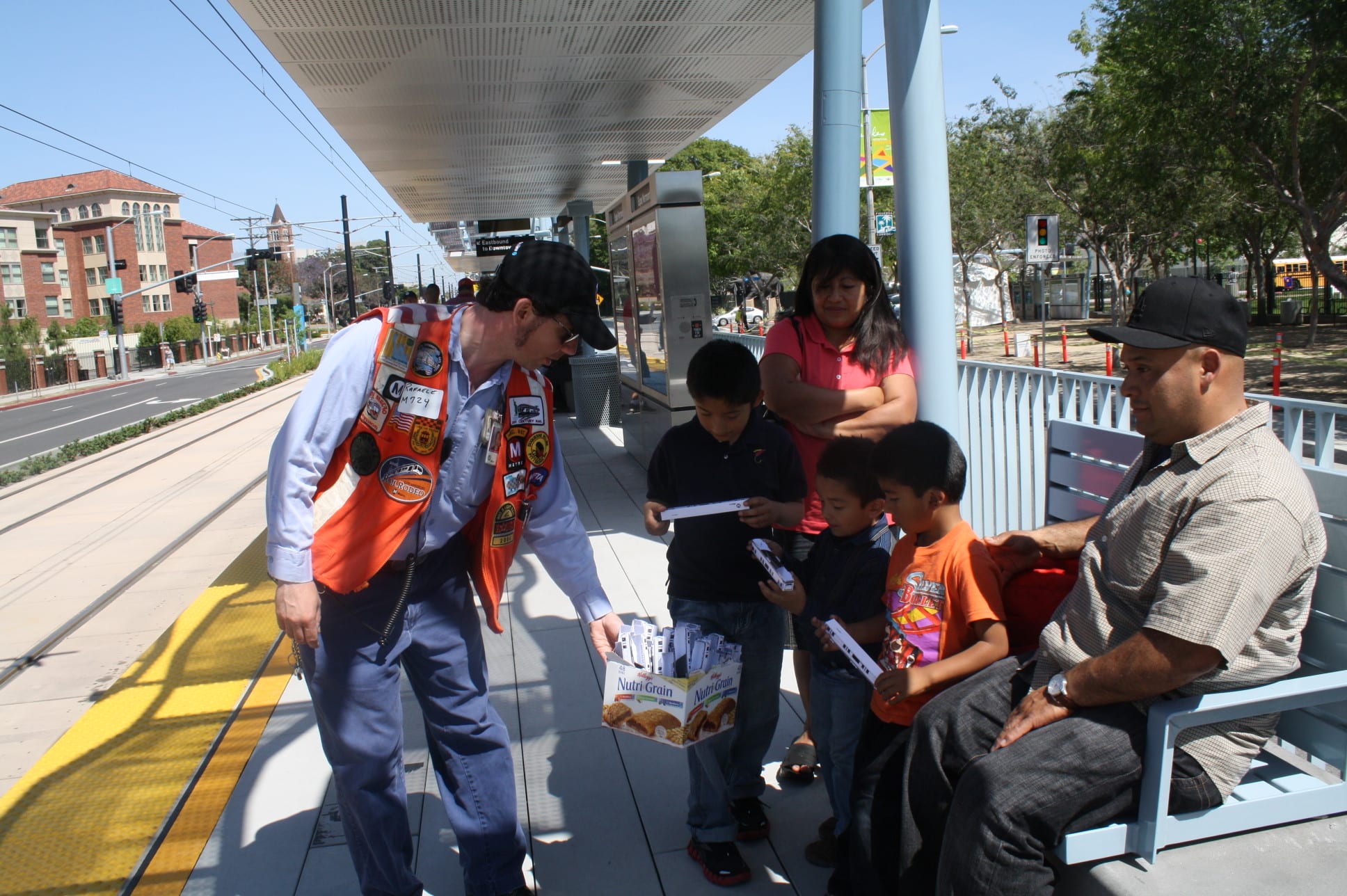 Personal de Metro estuvo dando guías, información, programas y trenes para armar para los niños que viajaron el día de hoy (Foto de Agustín Durán/El Pasajero)