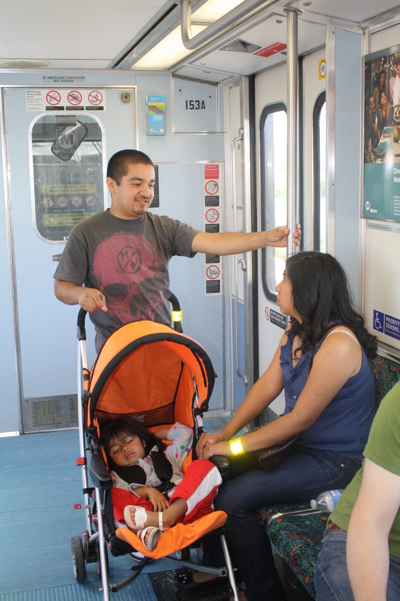 La familia Cerezo-Mateo viajaron para conocer la nueva línea del Metro (Foto de Agustín Durán/El Pasajero)