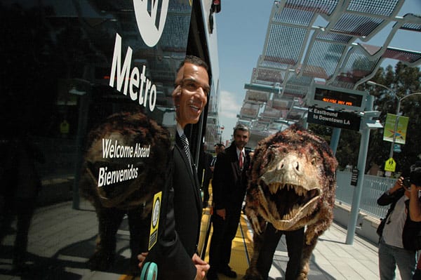 Expo Opening3 Hunter da la bienvenida al alcalde Antonio Villaraigosa a la estación Expo Park/USC. (Foto Luis Inzunza/El Pasajero).