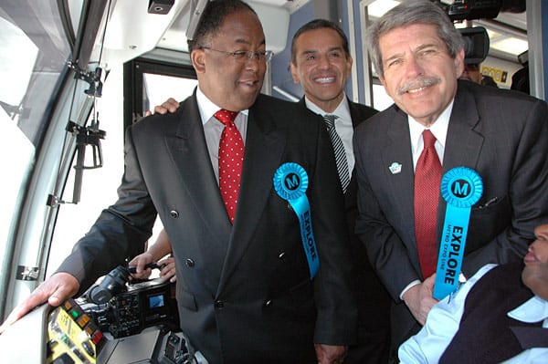 Expo Opening4 El supervisor del condado de Los Angeles Mark Ridley-Thomas, el alcalde Antonio Villarigosa y el supervisor del condado Zev Yaroslavsky en el tren inaugural. (Foto Luis Inzunz/El Pasajero).