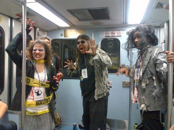 Hasta los zombies disfrutaron de un recorrido por las nuevas instalaciones de la Línea Expo del Metro.