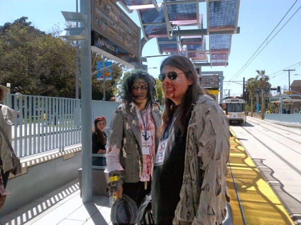 Los zombies toman un descanso en la estación Expo Park/USC.