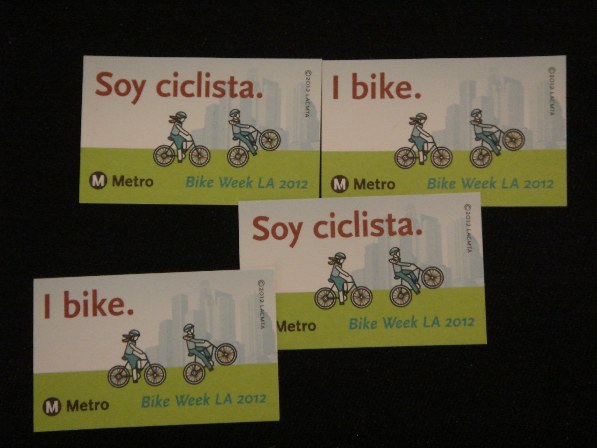 Calcomanías que se regalaron a los ciclistas participantes. (Foto José Ubaldo/El Pasajero).