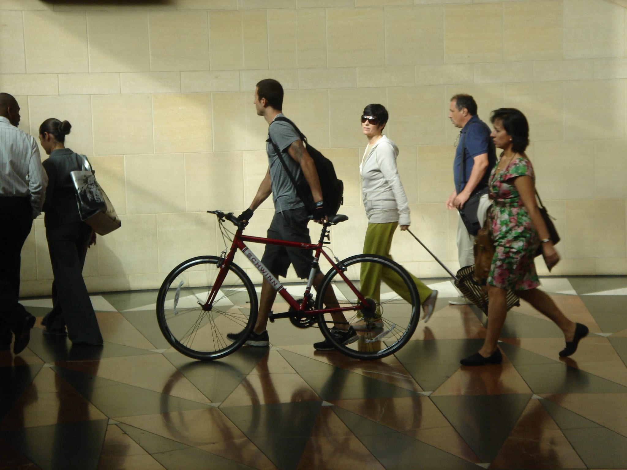 Cada vez es mas frecuente encontrar a ciclistas utilizando el transporte público para completar su viaje, especialmente si viajan grandes distancias. Esta es una combinación ideal. (Foto José Ubaldo/El Pasajero).