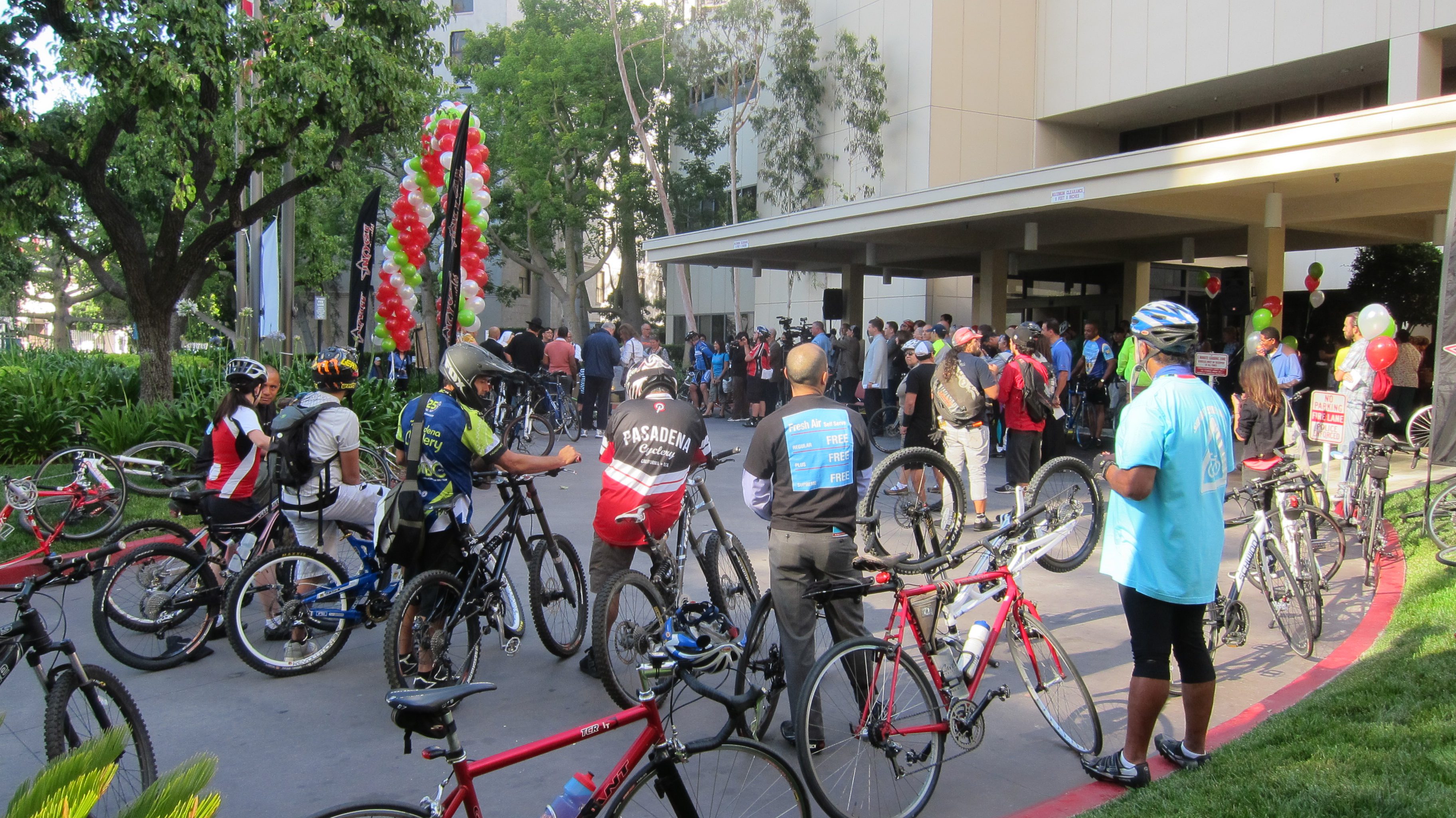 Los ciclistas listos para participar en la bendición de sus vehículos. (Foto Dave Sotero/El Pasajero).