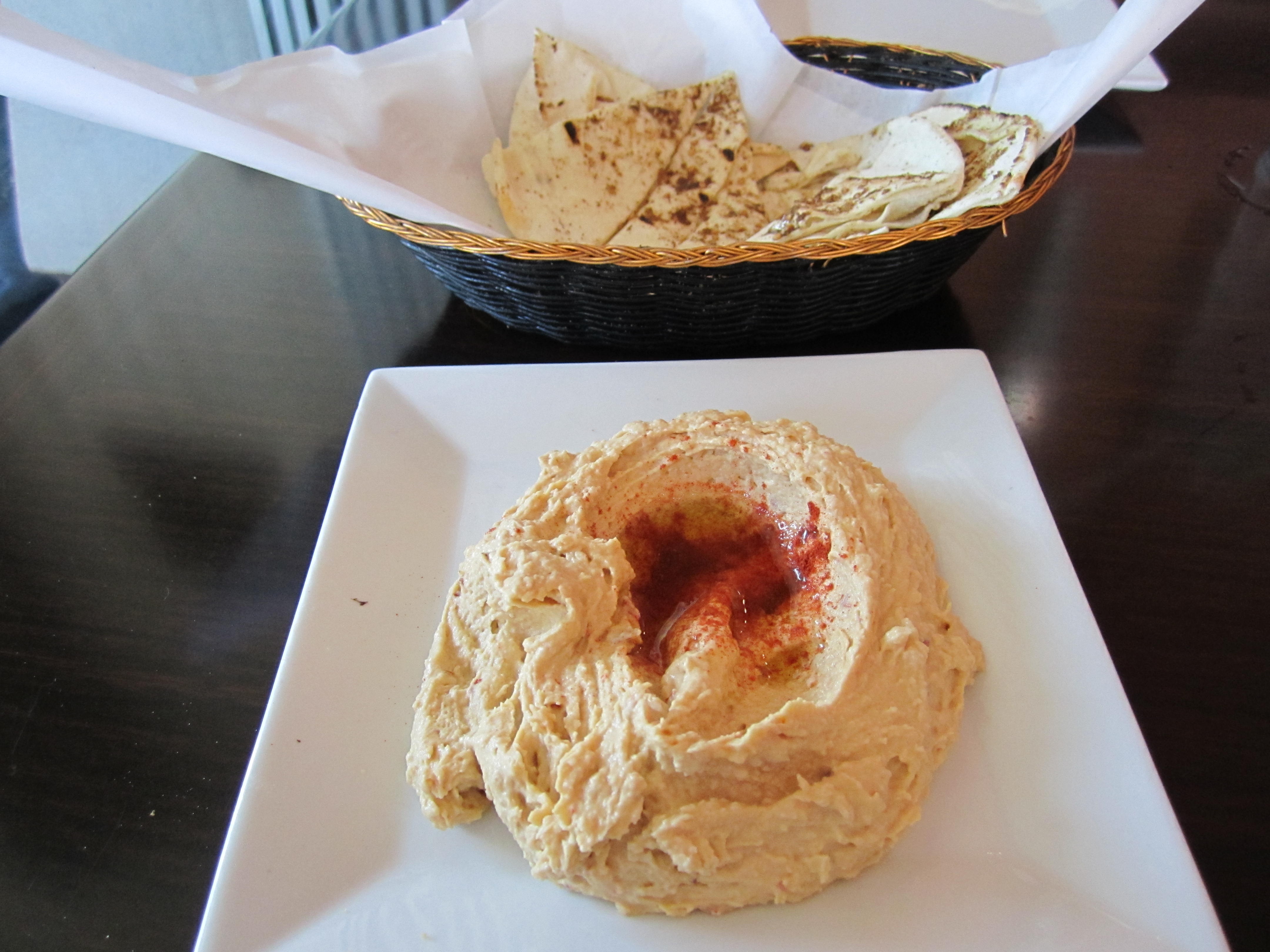"Chili hummus" con pan estilo pita.