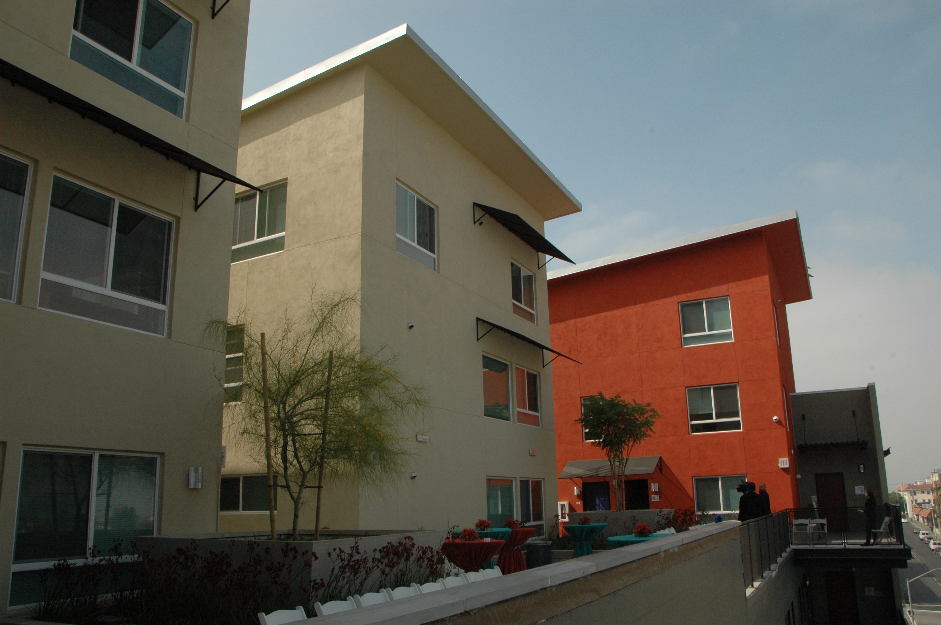 Aspecto del complejo de apartamentos para personas de bajos recursos en el parque MacArthur. (Foto Luis Inzunza/El Pasajero).