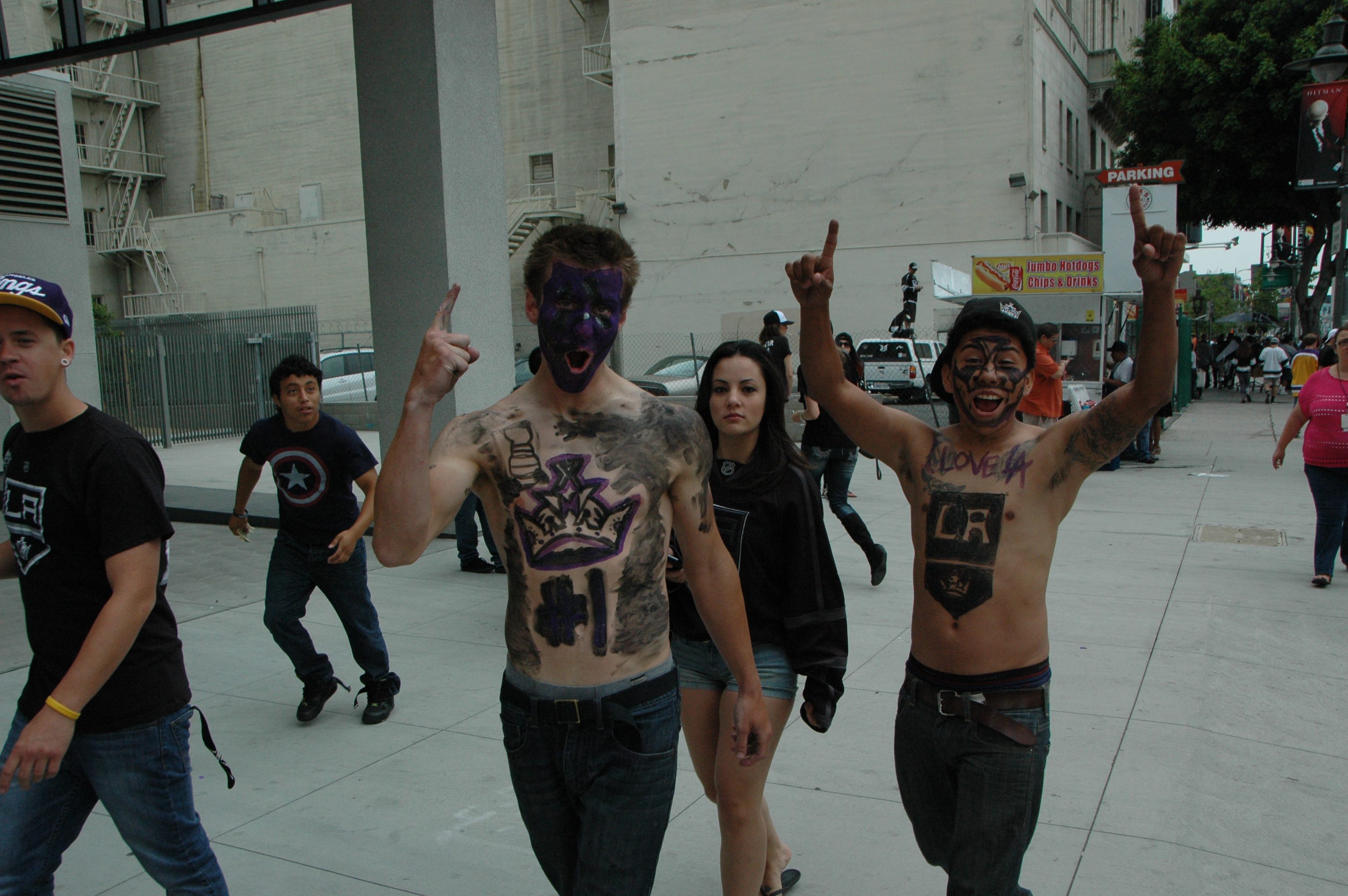 Dos jovenes seguidores de Los Angeles Kings en la calle Figueroa, entre Olympic y la calle 9th. (Foto José Ubaldo/El Pasajero).