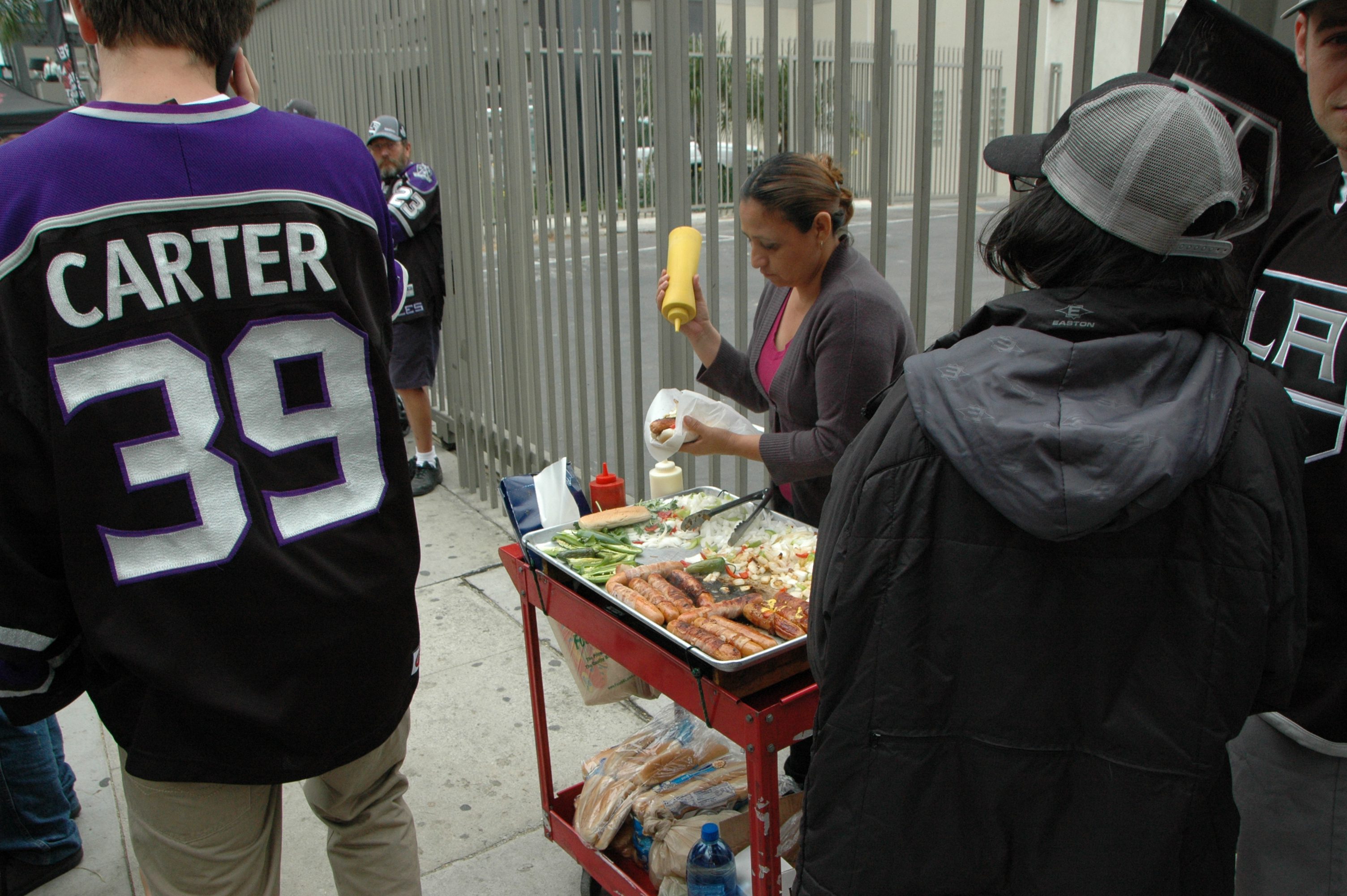 Los ya famosísimos Hot Dogs de Los Angeles en plena vendimia. (Foto José Ubaldo/El Pasajero).