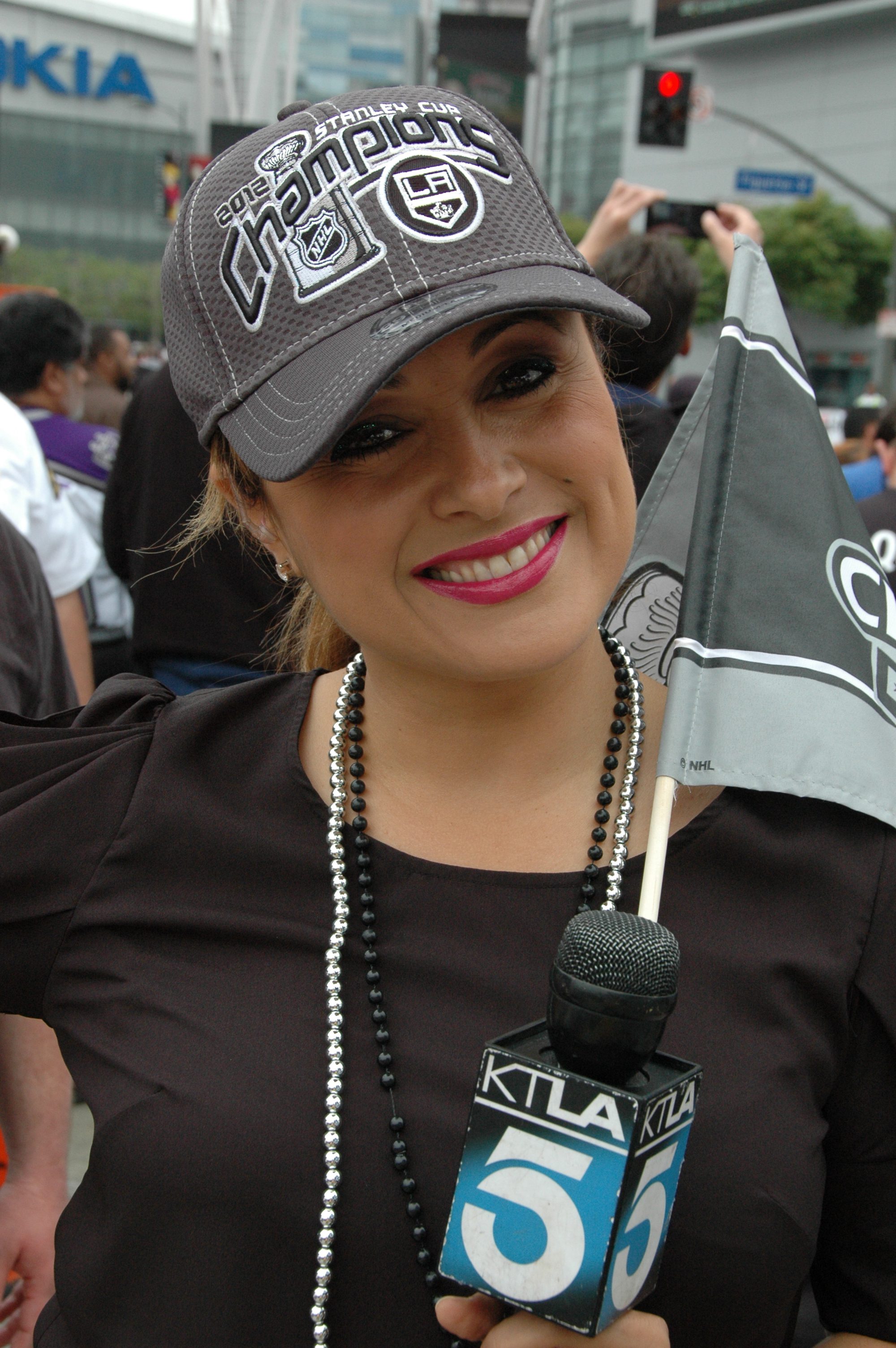 La hermosa reportera del Canal 5, Elizabeth Espinoza nos regaló una bella sonrisa cuando pasamos frente a su unidad movil. (José Ubaldo/El Pasajero).