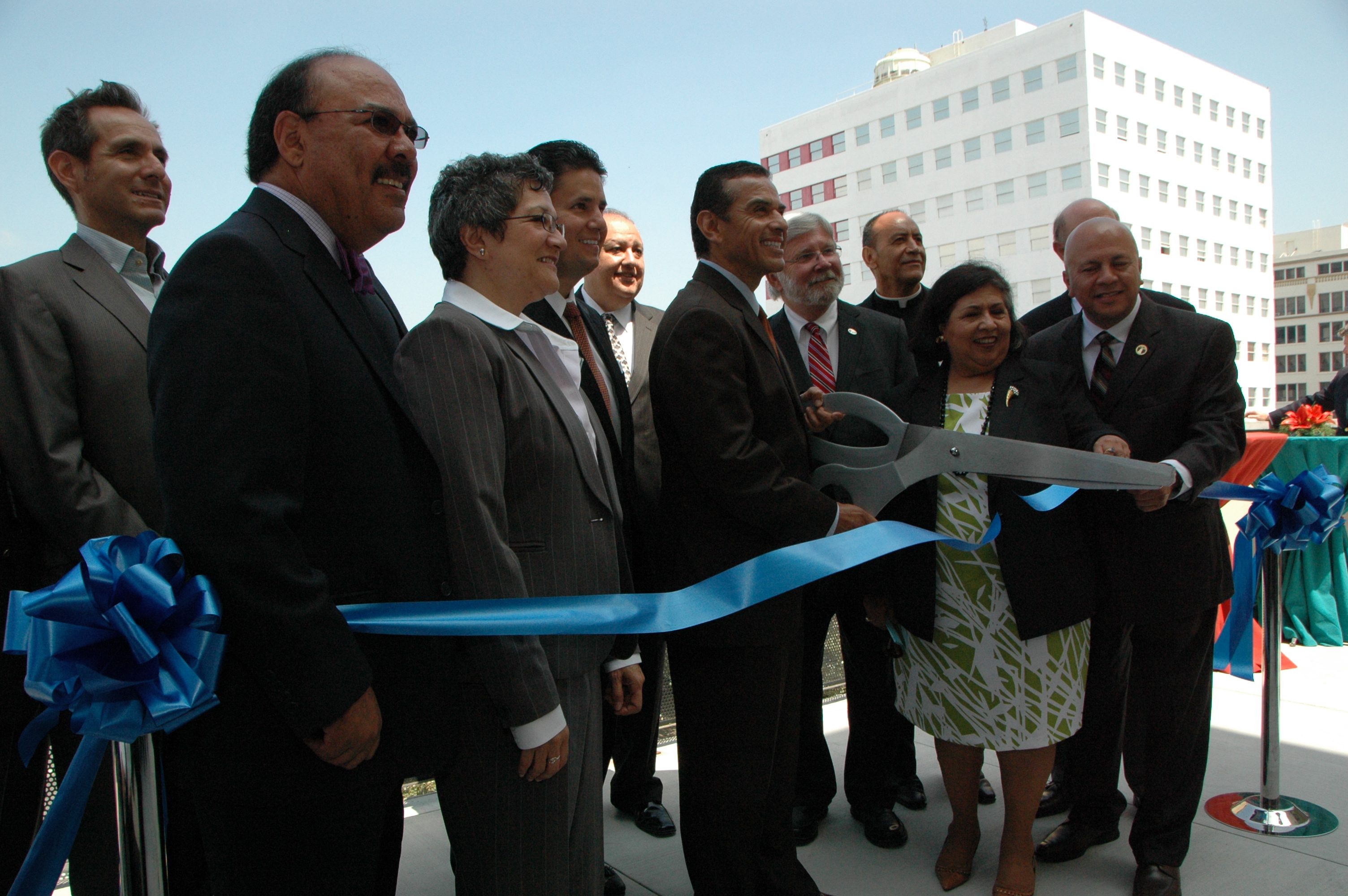 El alcalde Antonio Villaraigosa y la supervisora Gloria Molina en los momentos de cortar el liston de inauguración de los primeros 90 apartamentos del nuevo Desarrollo Orientado al Transporte de viviendas. (Foto Luis Inuzunza/El Pasajero).