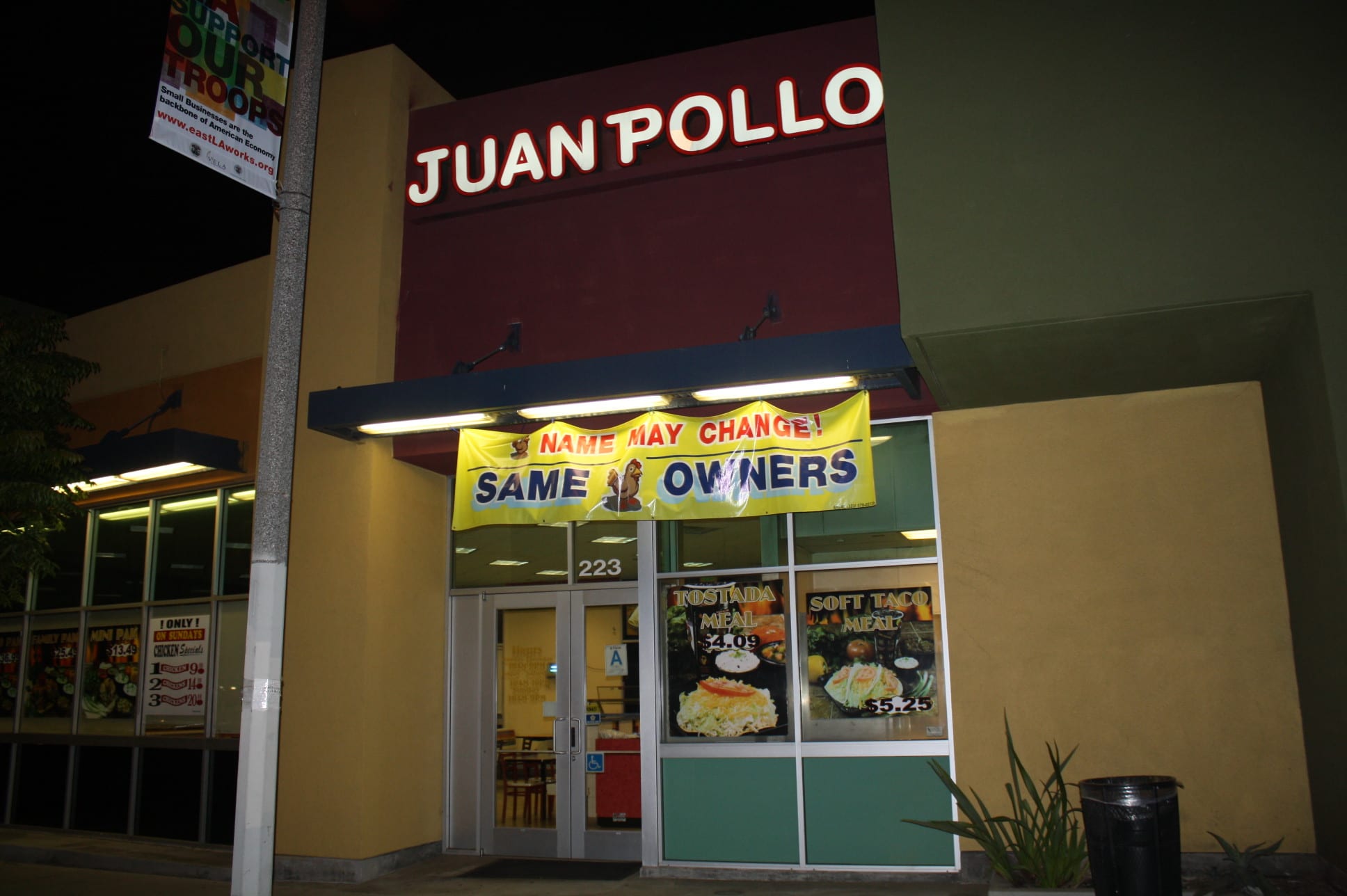 Fachada de Juan Pollo, en la Avenida Mednik, a unos pasos de la estación East LA Civic Center del tren ligero de Metro. (Foto Agustín Durán/El Pasajero).  