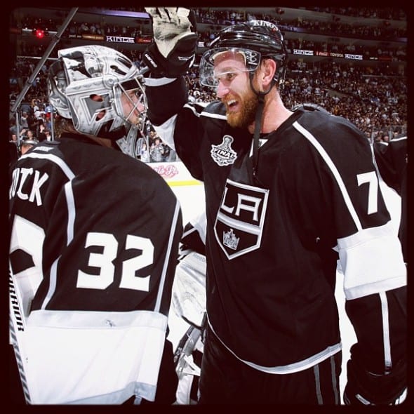 HockeyFinals_7-590x590 El portero Jonathan Quick, y el ala Jeff Carter celebran el triunfo del tercer partido de los Kings en Staples Center. (Foto Los Angeles Kings).