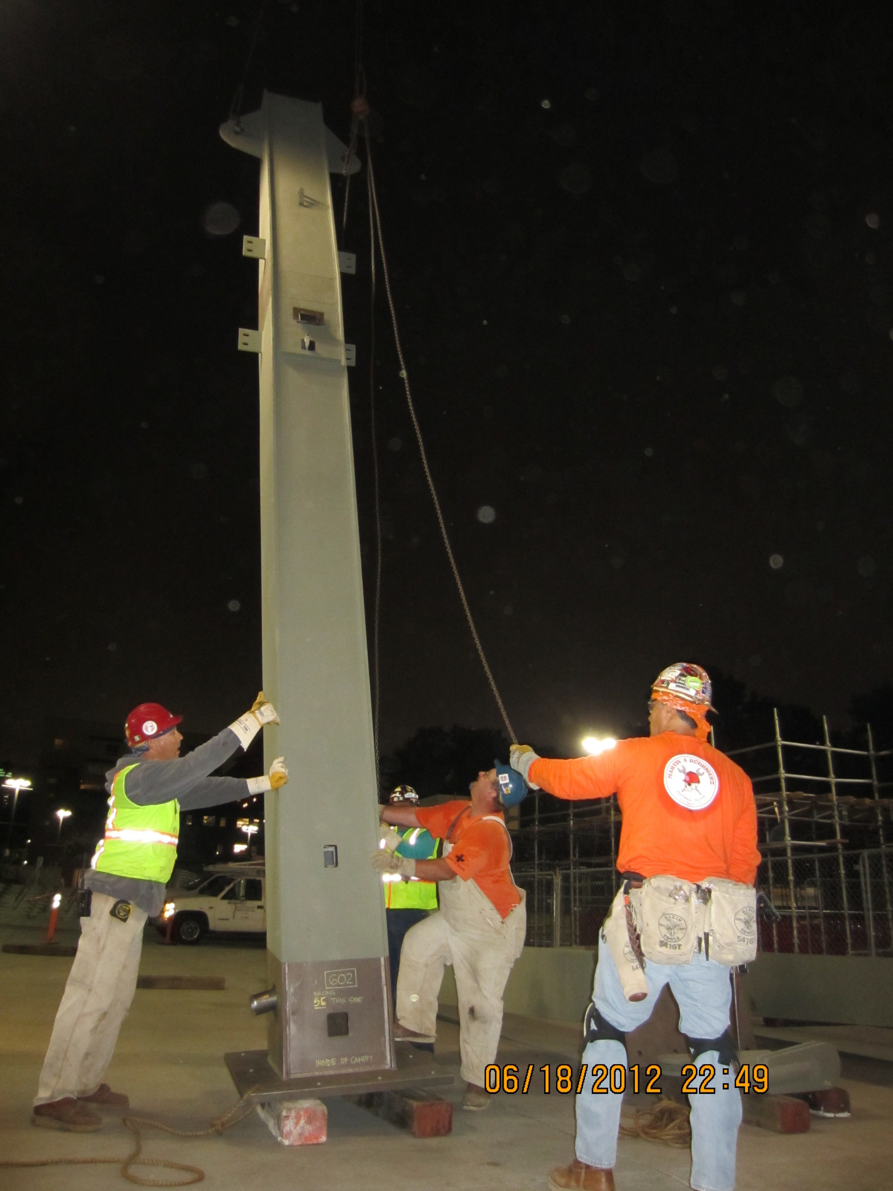 Instalación de los pilares que sostendrán el techo de cristal del pabellón en la entrada de la estación West:Lake/MacArthur Park de las líneas Roja y Morada. Foto Perla Berry/Metro. 