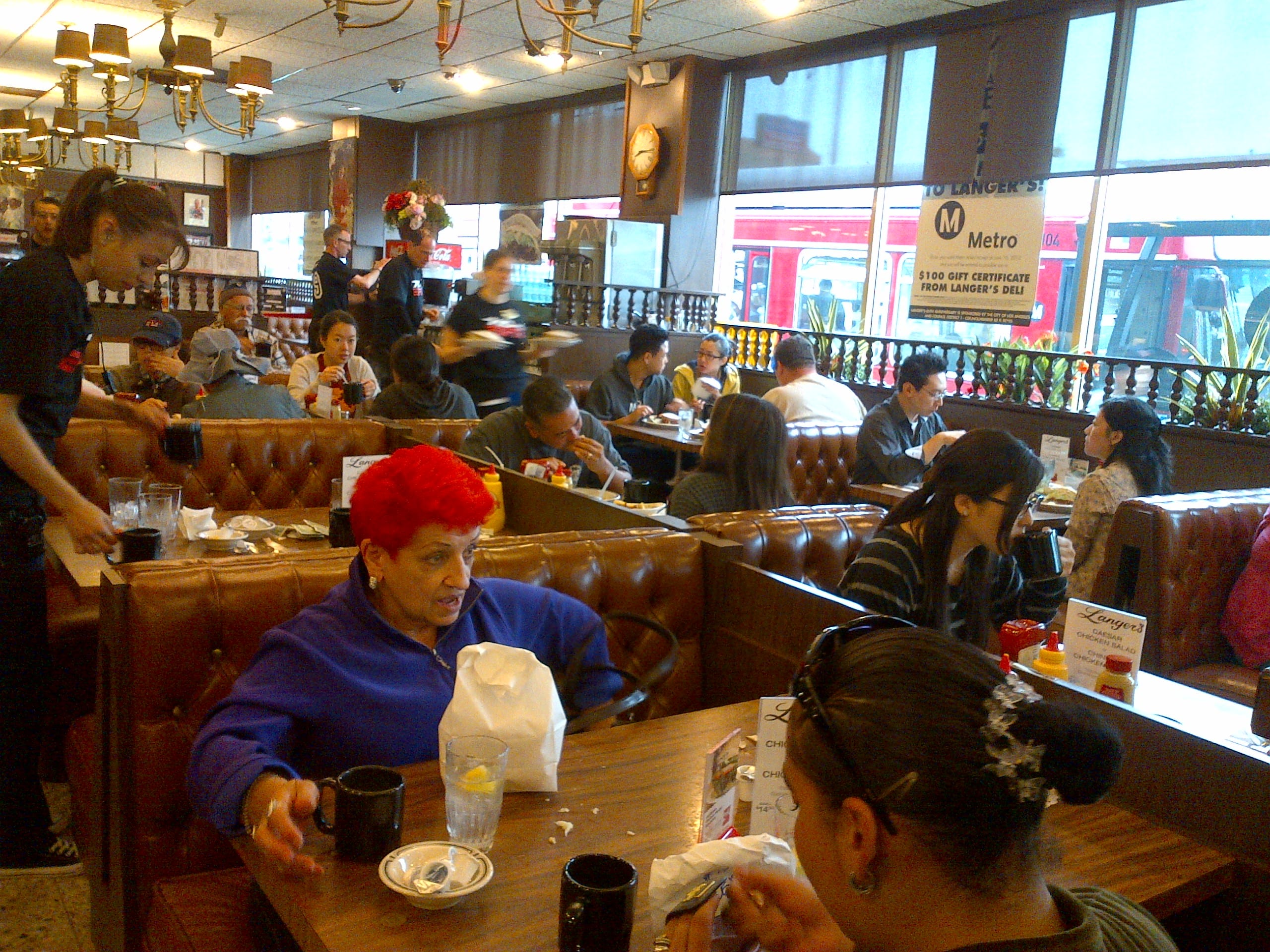Gran ambiente dentro del restaurante en donde se disfrutó del pastrami número 19 como un desayuno esta mañana. (Foto Anna Chen/El Pasajero).