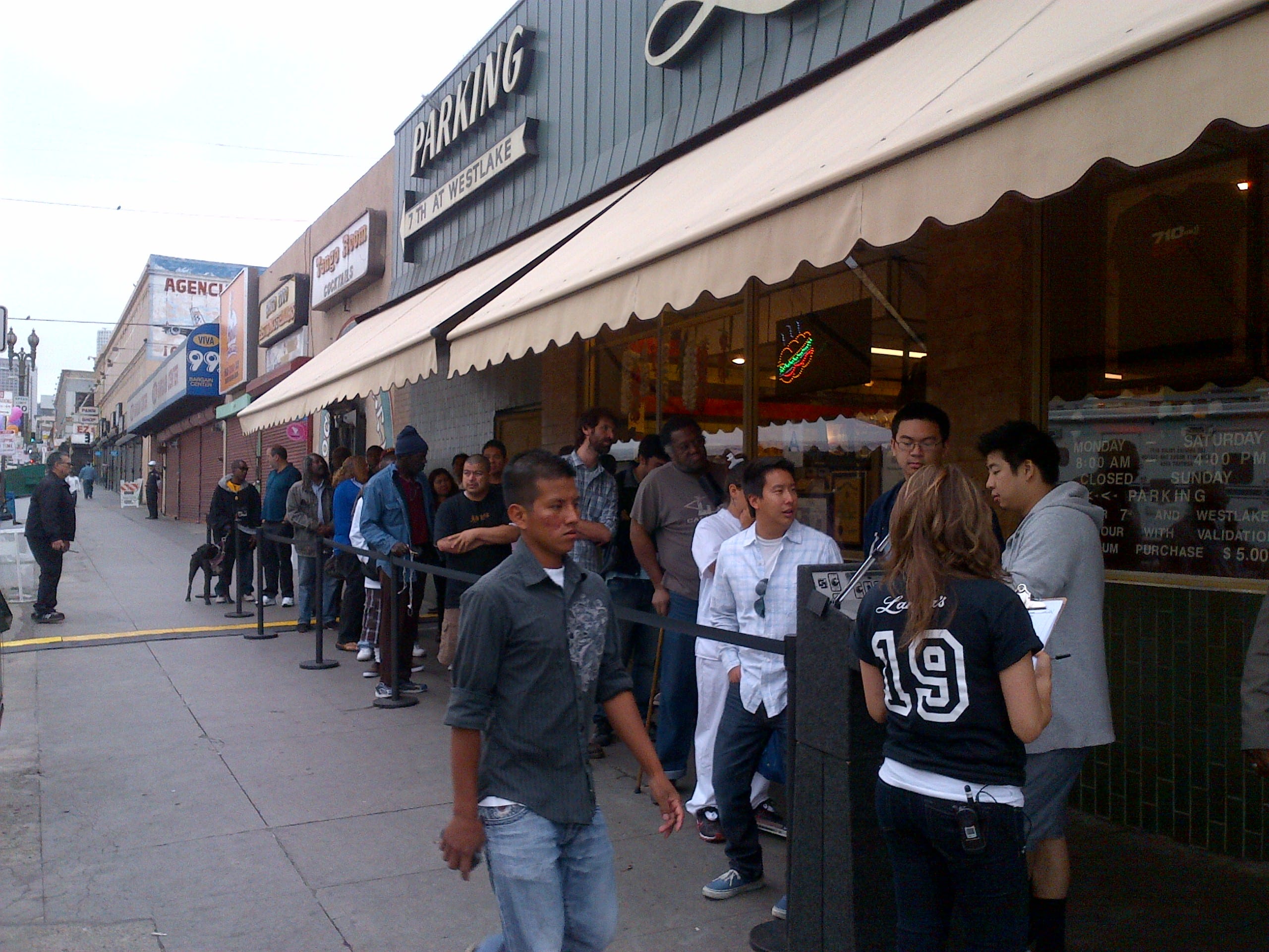 La fila empezó a crecer y crecer desde temprano en Langer's. (Foto Anna Chen/El Pasajero).