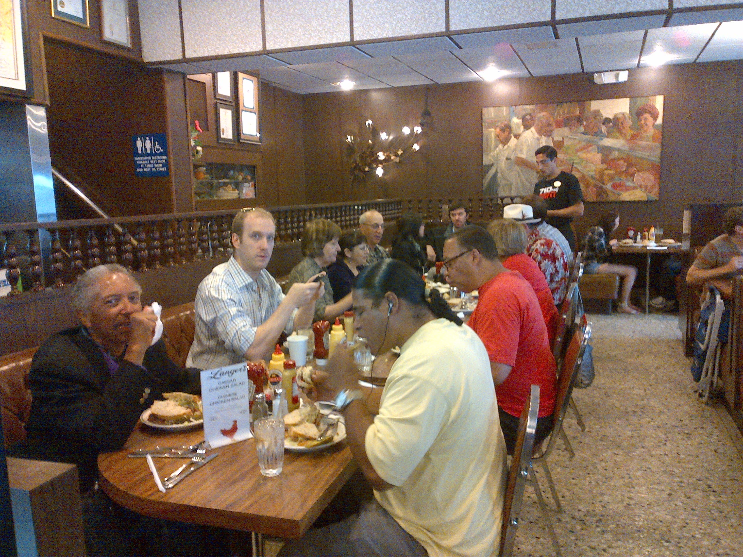 Los clientes de Langer's disfrutan del pastrami # 19. (Foto Anna Chen/El Pasajero).