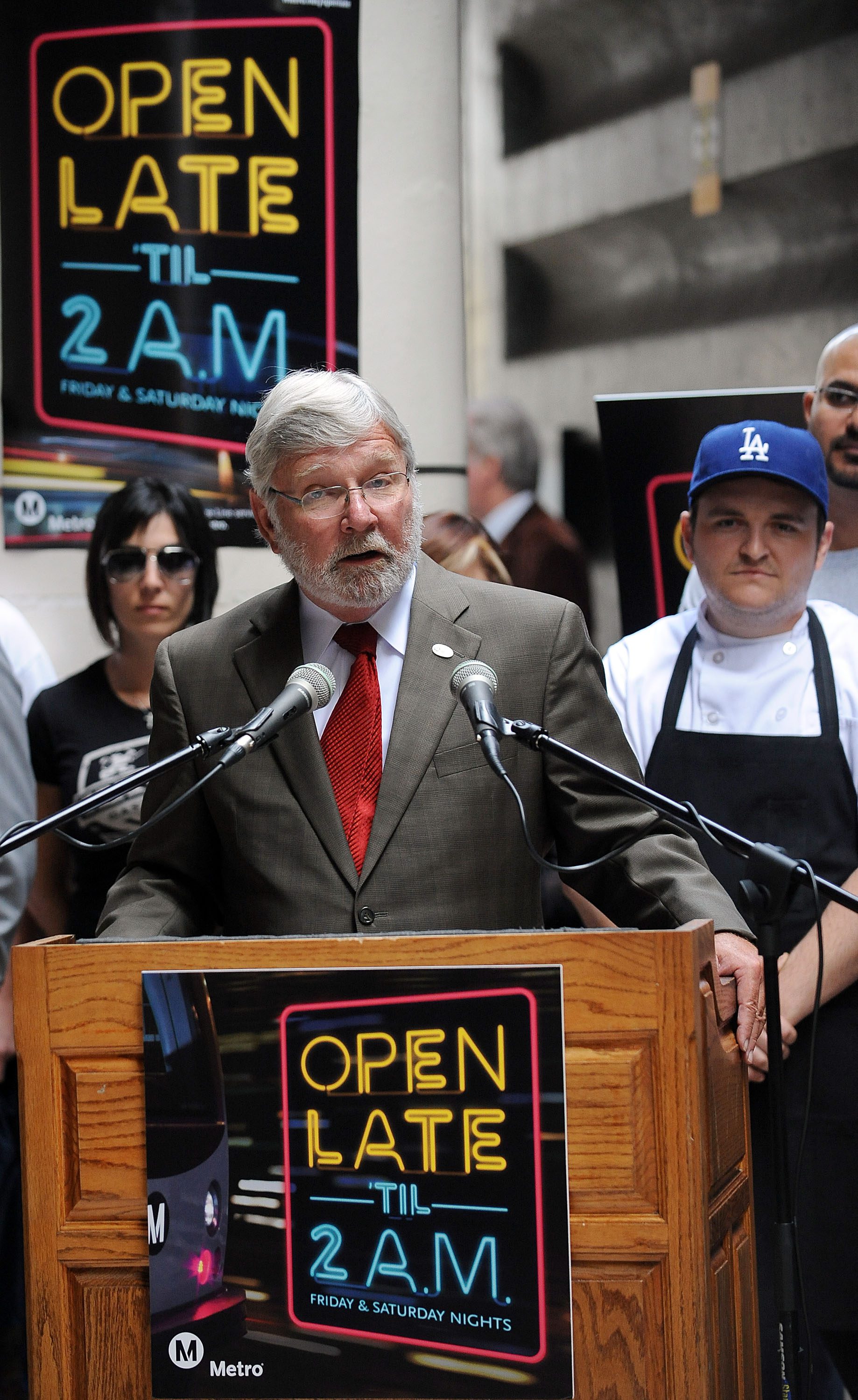El Director General Ejecutivo de Metro Art Leahy explica el incremento de horas de servicio durante los fines de semana. La rueda de prensa se llevó a cabo en la estación Memorial Park de la ciudad de Pasadena. (Foto Juan Ocampo/El Pasajero).