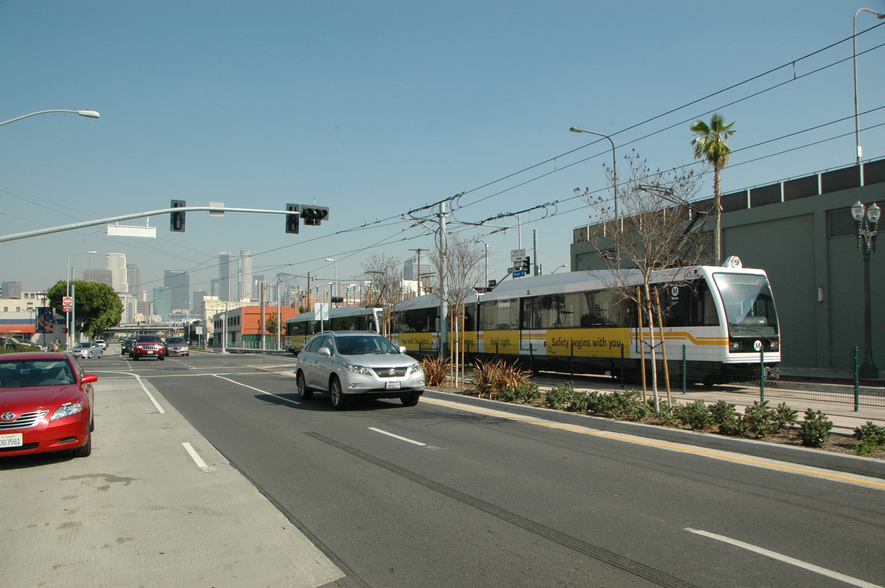 Esquina del bulevar Washington y la calle Flower, donde se empalman las vías de las líneas Azul y Expo de Metro. (Foto José Ubaldo/El Pasajero).