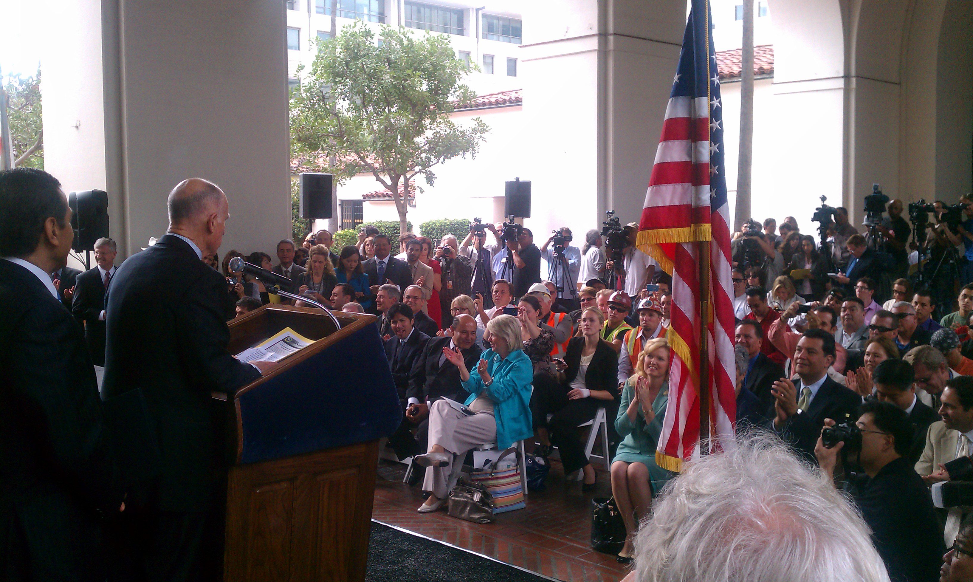 El Gobernador Brown hablando a los asistentes a la ceremonia de la firma del inicio de construcción del tren bala en California esta mañana en Union Station. (Foto Rick Jager/El Pasajero).