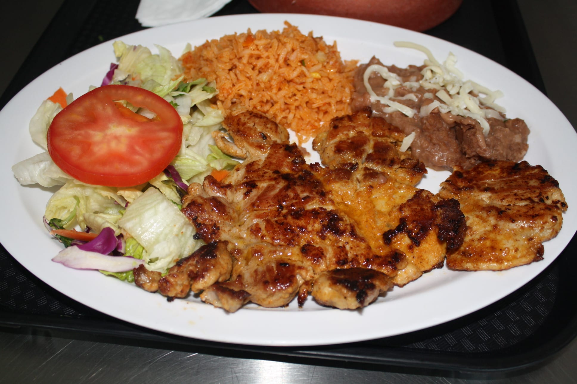 Los platillos como el pollo asado también son de muy buen sabor y a un precio al alcance de todos los bolsillos. (Foto Agustín Durán/El Pasajero)