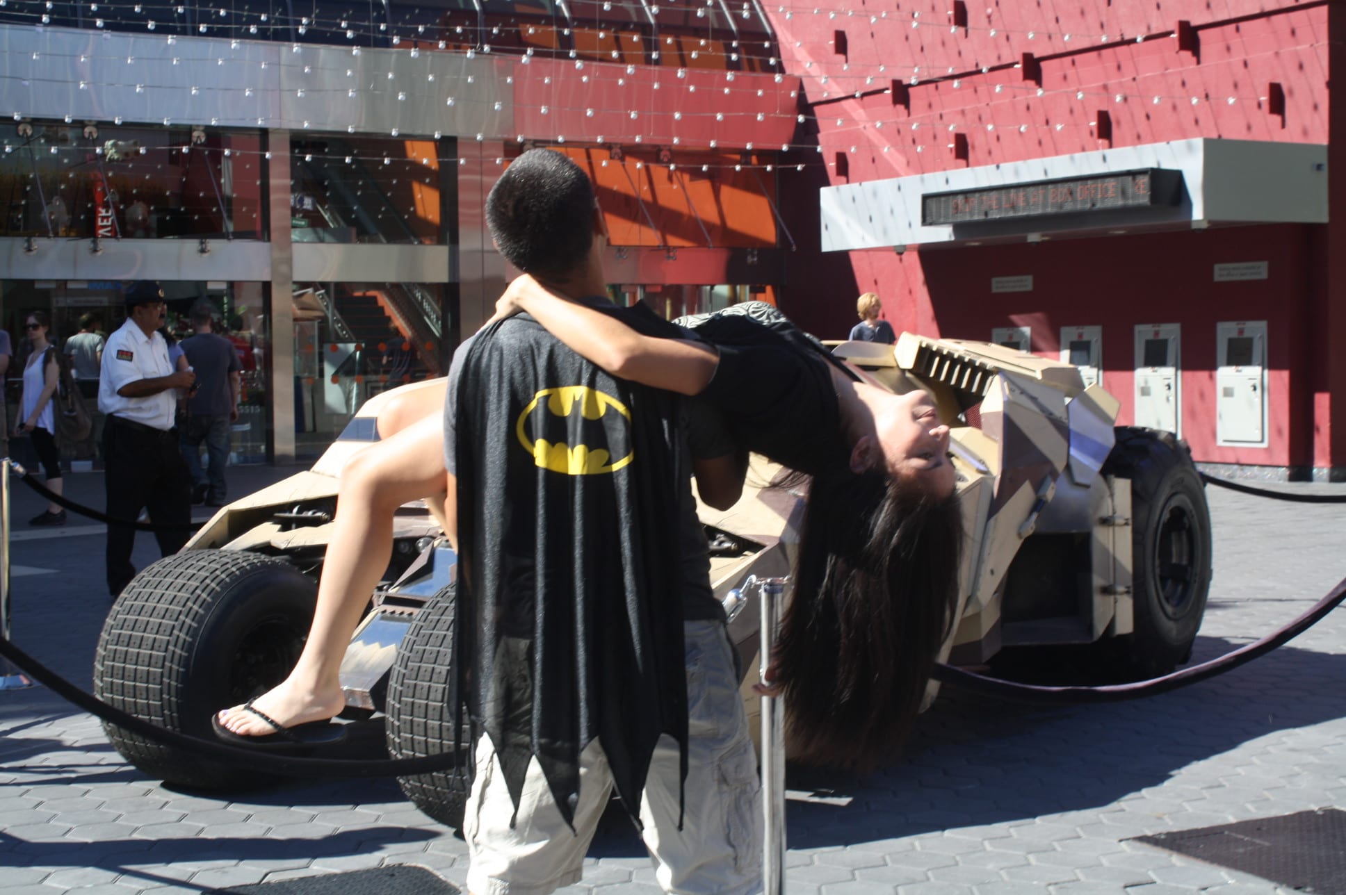 A City Walk llegaron muchas personas con su playera de Batman, pero otros no pudieron resistir y portaron su capa también. (Fotos Agustín Durán/ El Pasajero).