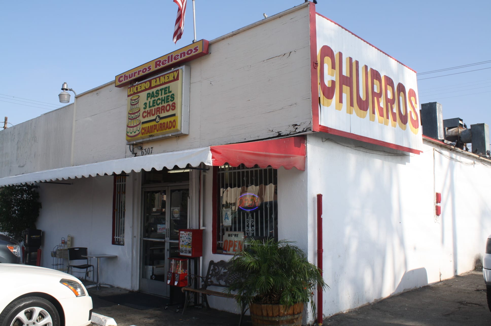 La fachada de Lucero Bakery en la avenida Gage en la City of Commerce. (Foto Agustín Durán/El Pasajero).