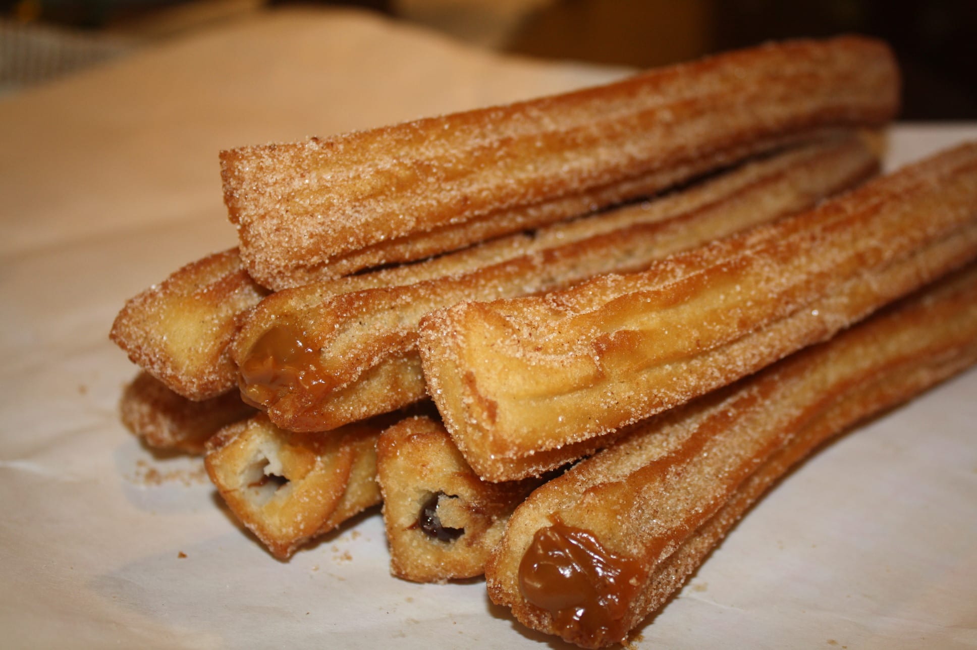 Churros regulares de 40 centavos o uno relleno de cajeta, chocolate o caramelo a $1.25. (Foto Agustín Durán/El Pasajero).