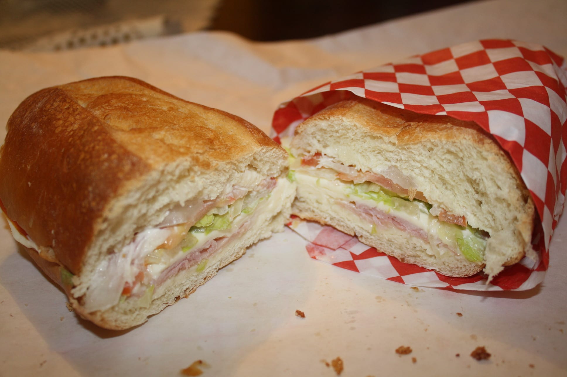 Torta de pavo, con su lechuga, tomate o jitomate, mayonesa y queso. (Foto Agustín Durán/El Pasajero).